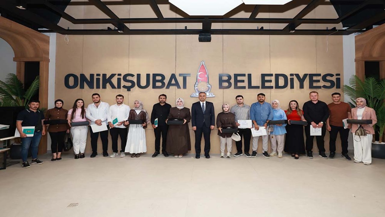 Onikişubat Belediyesi’nin Evlilik Okulu’nu tamamlayan ilk 50 çift sertifikalarını aldı!