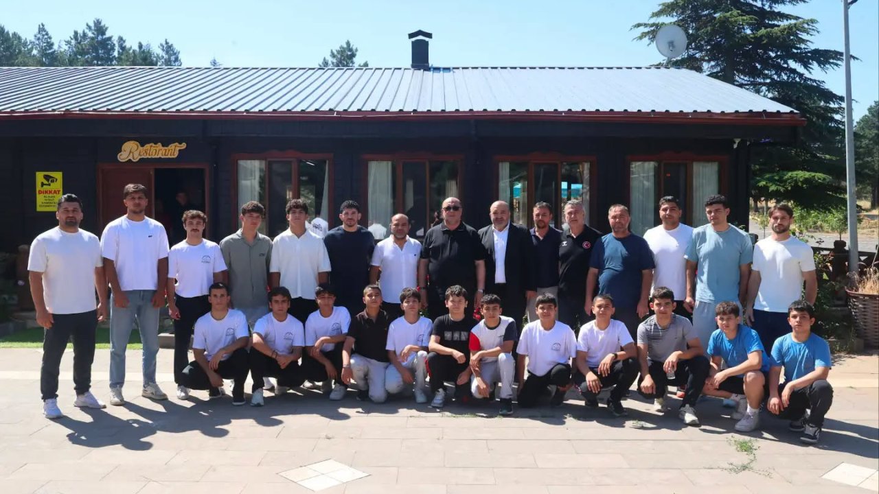 Başkan Akpınar Güreşçileri konuk etti!