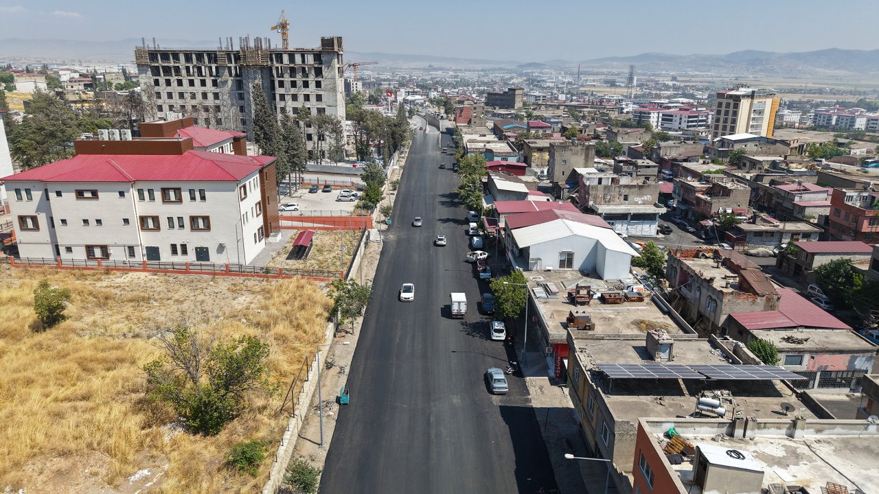 Büyükşehir, Şeyh Adil ve Girne Caddelerini Sıcak Asfaltla Yeniledi!