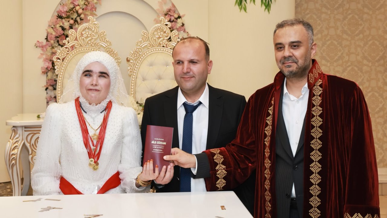 Engelleri Sevgiyle Aştılar! Kahramanmaraşlı Öğretmen Çift Dünyaevine Girdi