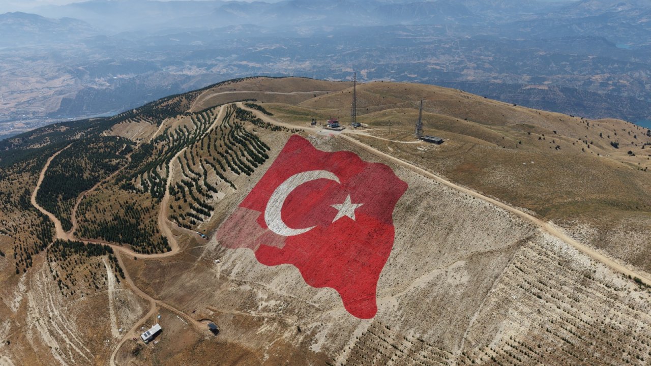 Kahramanmaraş'ın Gururu Dev Türk Bayrağı Yenilendi! Çalışmalar Tamamlandı