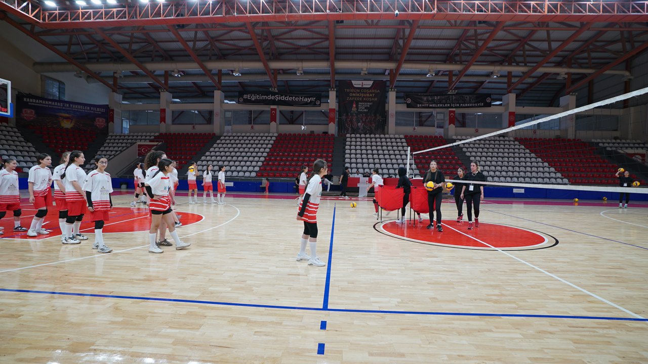 Büyükşehir’den Kadın Voleyboluna Altyapı Desteği!