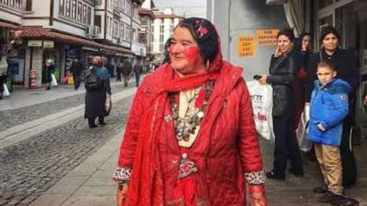 "Kırmızılı Kadın" Sultan Özcan Kimdir? Konya'nın Sembol İsmi Neden Öldü, Kaç Yaşındaydı?