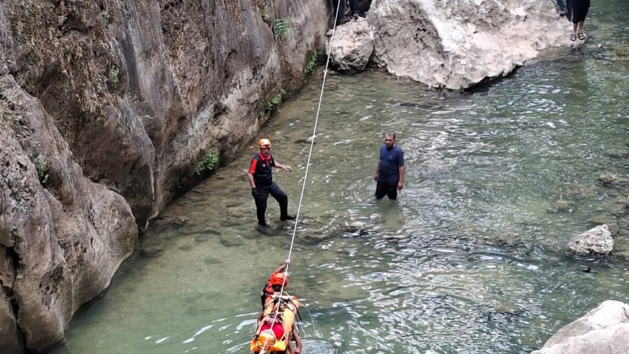 Döngel Mağaraları'nda Kayalıklardan Düşen Çocuğu Ekipler Kurtardı