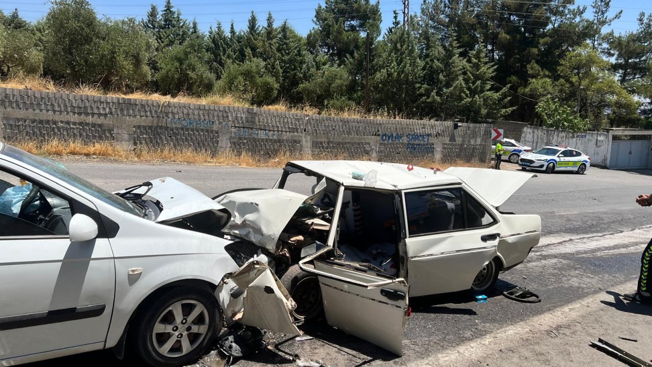 Kahramanmaraş’ta iki otomobil kafa kafaya çarpıştı: 2 yaralı