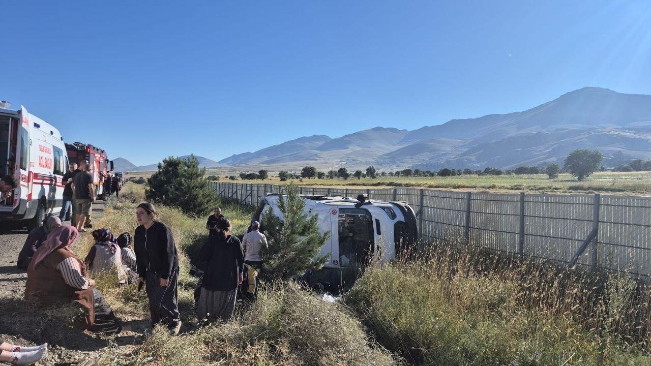 Göksun'da İşçi Servisi Şarampole Devrildi: 19 Yaralı