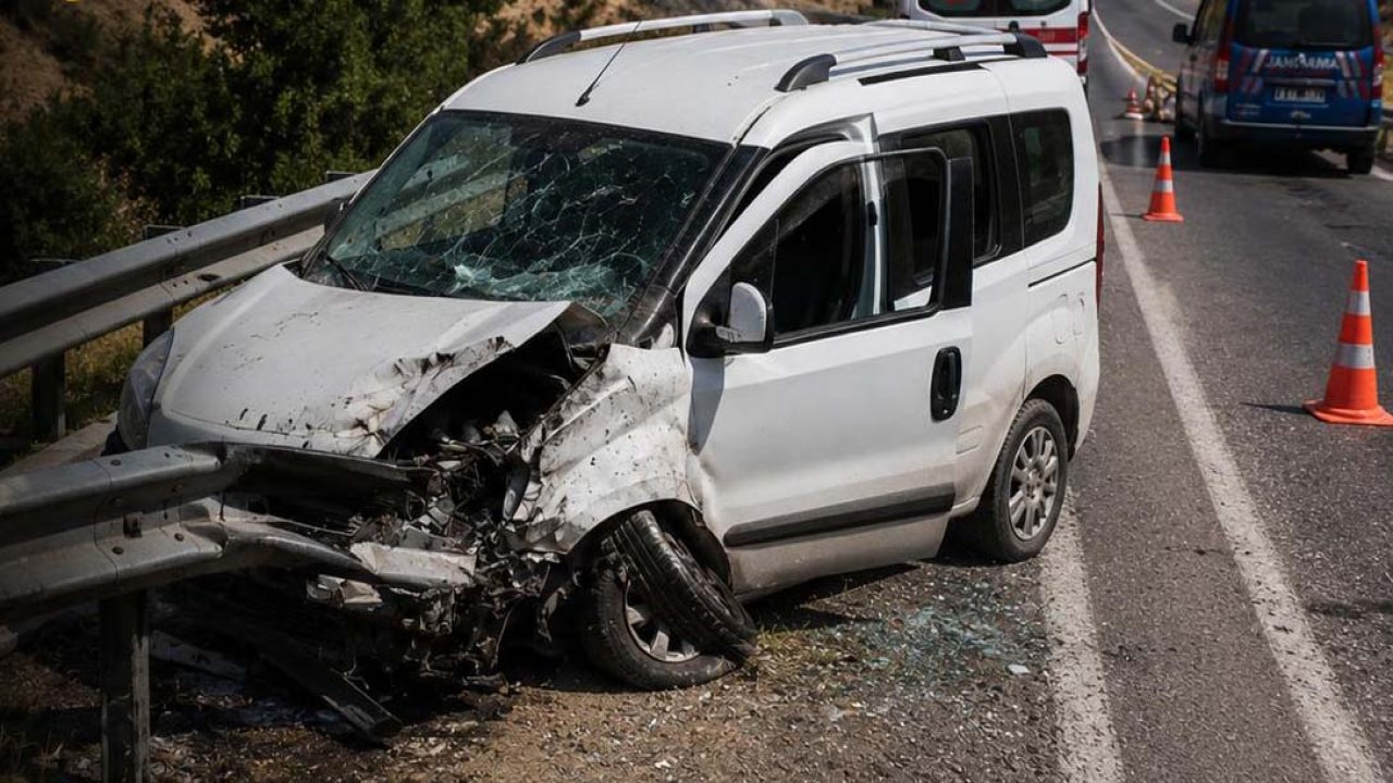 Kahramanmaraş’ta otomobil bariyerlere çarpttı: 4 yaralı