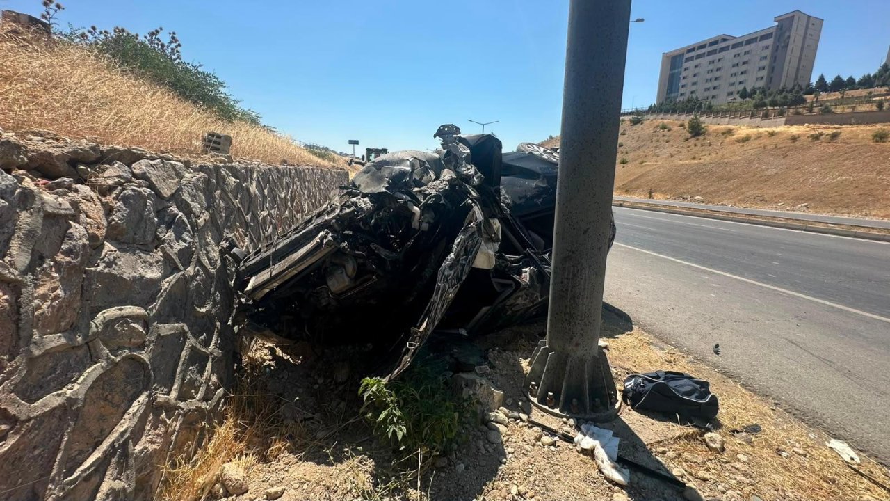 Kahramanmaraş’ta otomobil KGYS direğine çarptı: 2 ağır yaralı