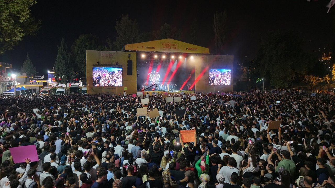 Kahramanmaraş’ta Funda Arar Söyledi, 100 Bin Dinleyici Eşlik Etti!