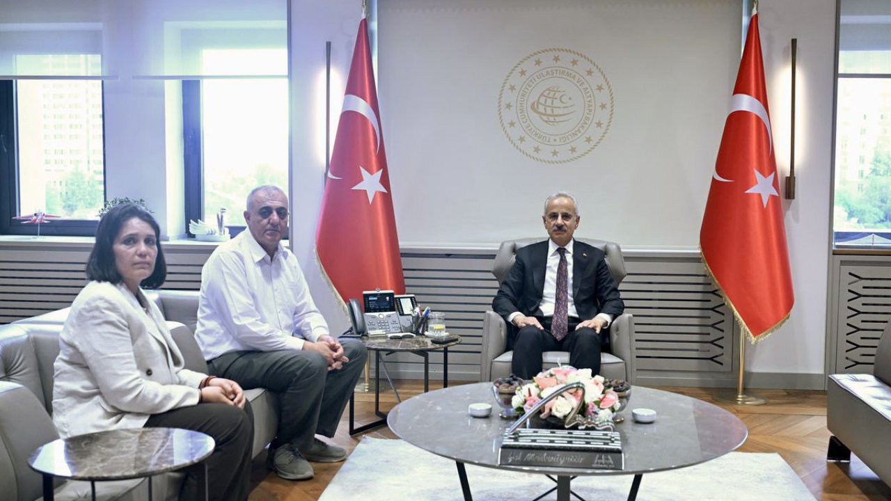 Bakan Uraloğlu, Okul Saldırısında Yaşamını Yitiren Adnan’ın Ailesini Bakanlıkta Misafir Etti: “Evlat Acısı Tarifsiz”