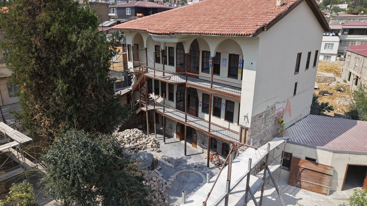 Kahramanmaraş’ta tarihi konağın Deprem Hasarları Gideriliyor, Özgün Doku Korunuyor!