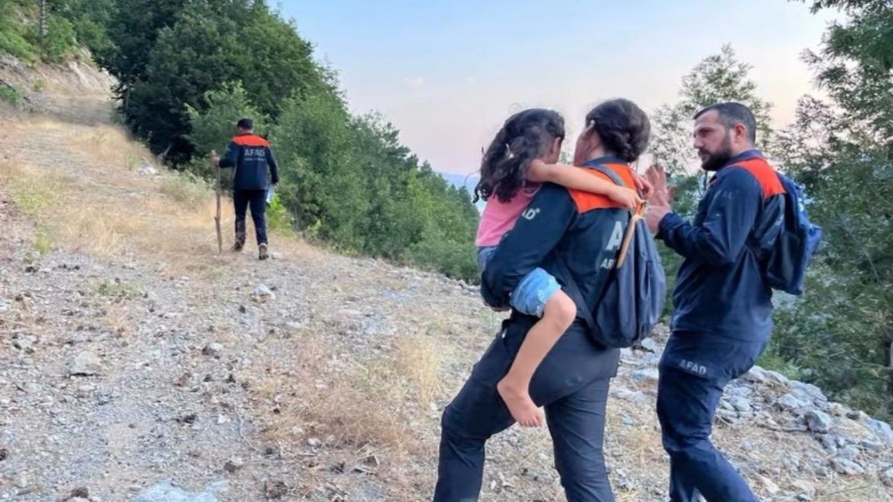 Kahramanmaraş’ta araçta mahsur kalan baba ve kızı kurtarıldı!