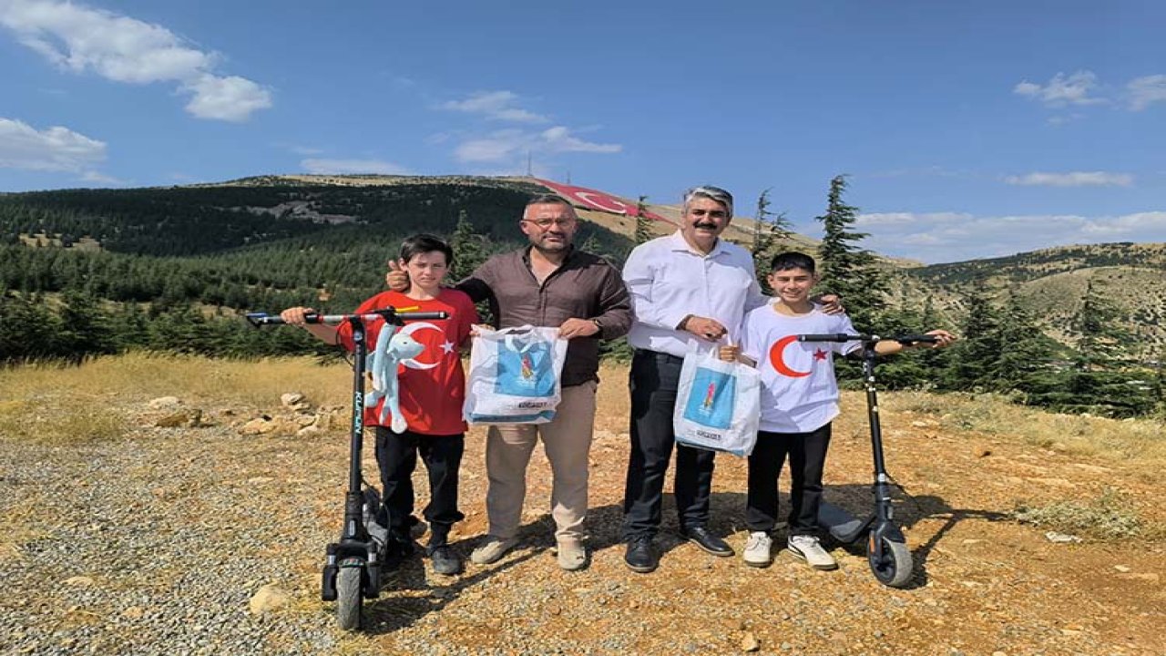 Scooterlarını bayrak sevgisi için sürdüler!