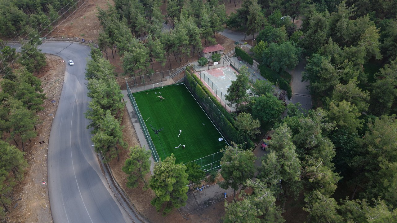Büyükşehir, Türkoğlu’ndaki Halı Sahayı Yenileyerek Gençlere Kazandırıyor