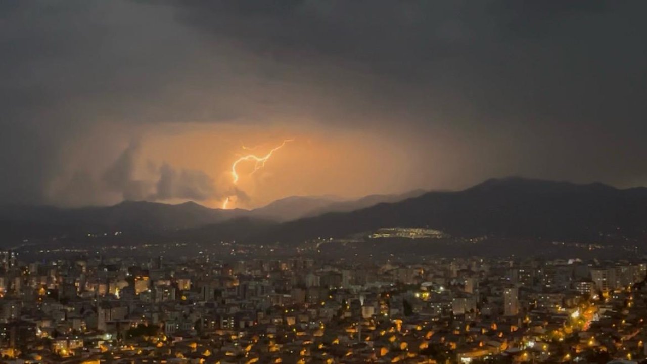 Kahramanmaraş’ta Yıldırımlar Geceyi Gündüze Çevirdi!