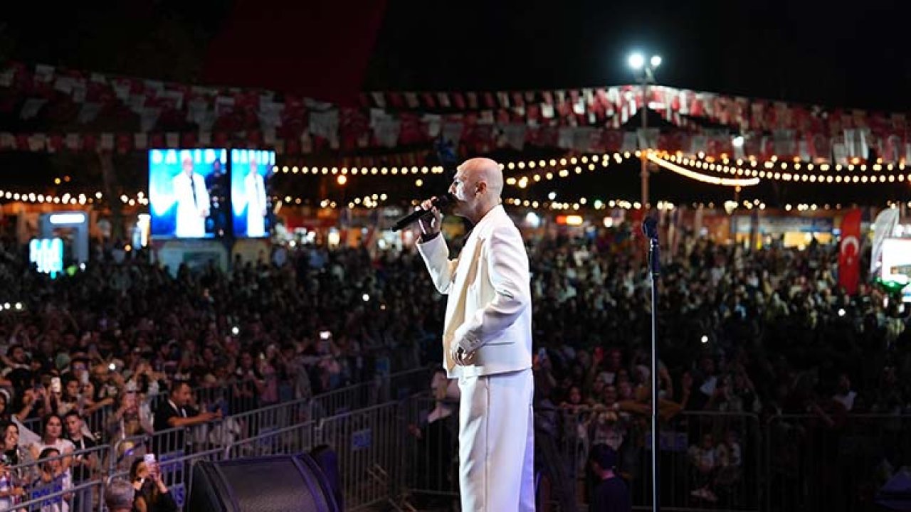Zafer Bayramı Coşkusu Soner Sarıkabadayı Konseriyle Taçlandı