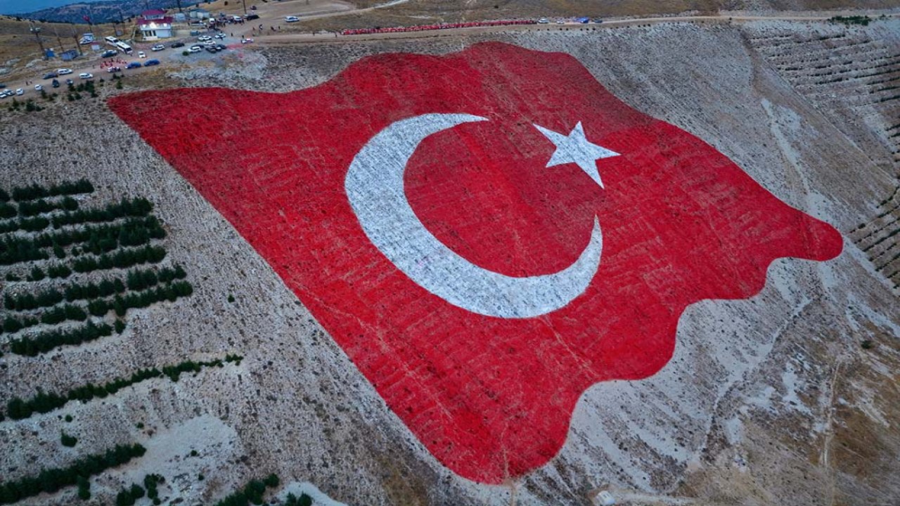 Kahramanmaraş’ta Dünyanın en büyük Türk bayrağına Saygı Yürüyüşü!
