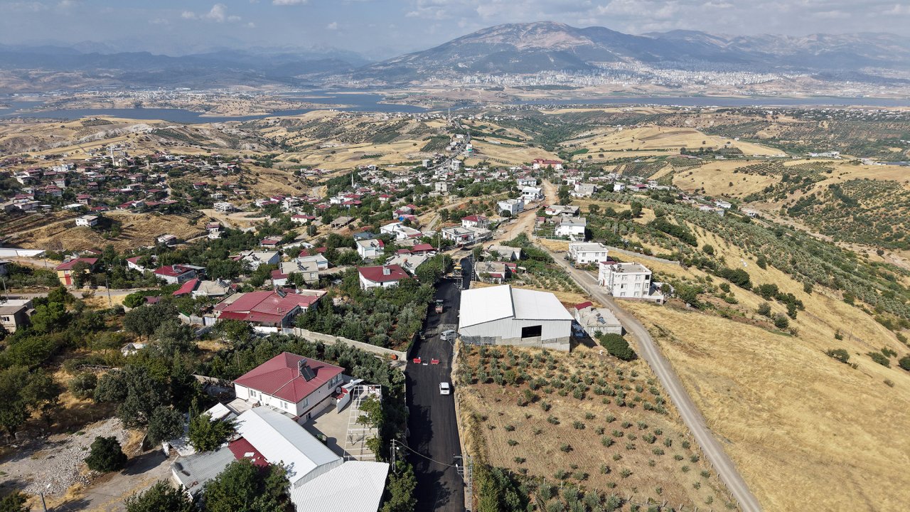 Büyükşehir,  Onikişubat Kırsalında Yol Yatırımlarını Artırarak Sürdürüyor!