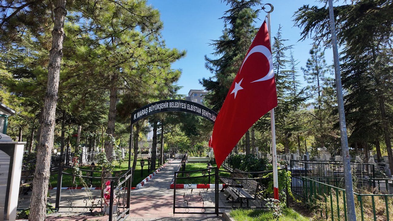 Büyükşehir’den Elbistan Hocazade ve Gariplik Mezarlıklarında Bakım Mesaisi