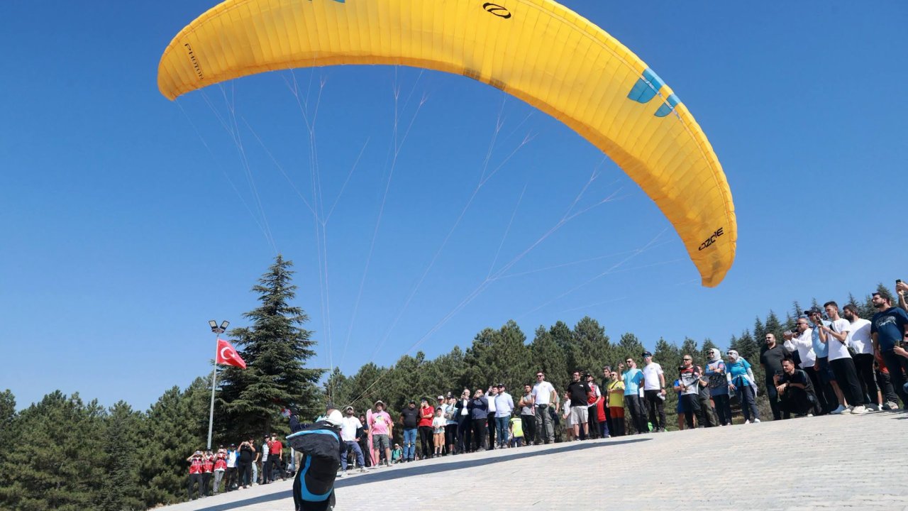 Yalnız Ardıç’ta Gökyüzü Renklendi: Yamaç Paraşütü Festivali Coşkuyla Başladı