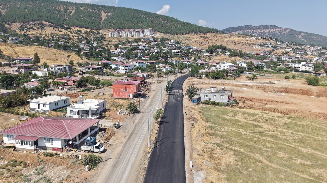 Büyükşehir, Türkoğlu Beyoğlu’nun Ana Bulvarını Sıcak Asfaltla Yeniliyor