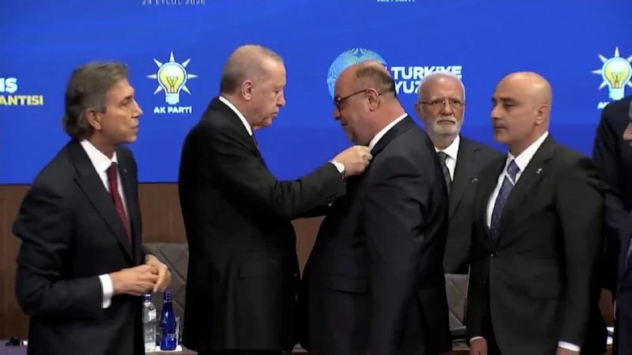 Kahramanmaraş’ta Akpınar ve Karaca’nın Parti Değişikliği Resmileşti! Rozetlerini Cumhurbaşkanı Erdoğan Taktı