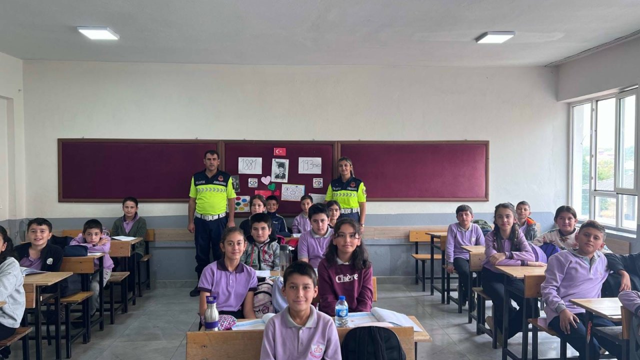 Kahramanmaraş’ta Jandarma 2 bin 113 öğrenciye trafik güvenliği eğitimi verdi!