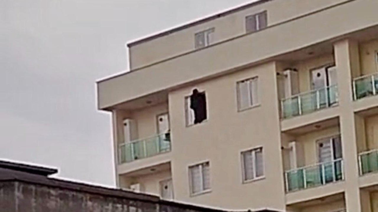 Kahramanmaraş’ta Penceredeki Kadın İçin Ekipler Harekete Geçti