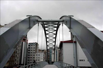 Olay üst geçite çivili önlem