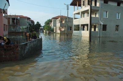 Sapancada yağış hayatı felç etti
