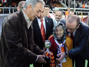En Yaşlı Galatasaray Taraftarı Fatma Nine Vefat Etti
