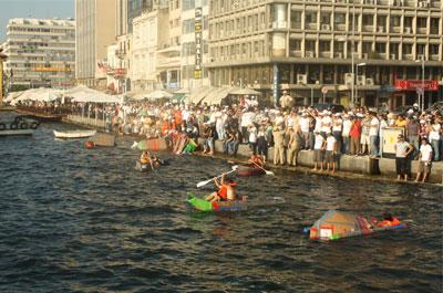 Kartondan tekneler kıyasıya yarıştı