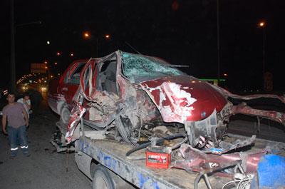 Ehliyetsiz sürücü elektrik direğine çarptı