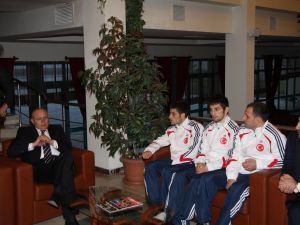 Boks Milli Takımı’na Vali Kızılcık Morali