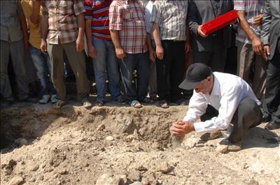 Şehit babası, toprağı öpünce ağladı