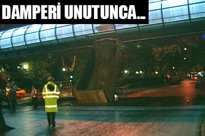 Kamyon damperi üst geçidi yıktı!