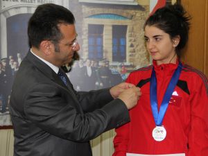 Vali Aksoy’dan Dünya 2.si Çakır’a Altın