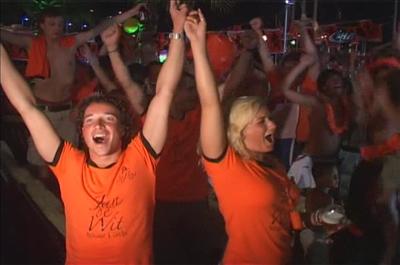 Hollanda Taraftarları Sevinçten Denize Atladı
