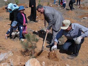 Öğrenciler ve polisler birlikte fidan dikti