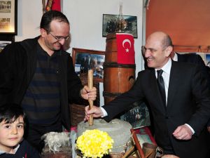 Bakan Bayraktar El Değirmeniyle Bulgur Çekti