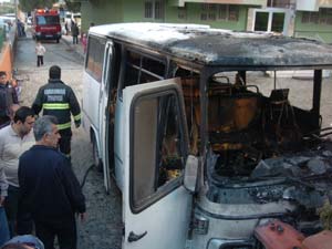 Park halindeki minibüs yandı