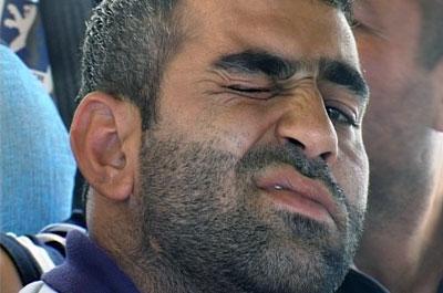 Cinayet işledi, gazetecilere göz kırptı