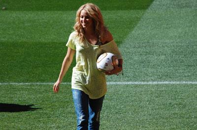 Finalde oynanılacak topu Shakira tanıttı
