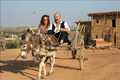 Cemil İpekçi eşeğe bindi