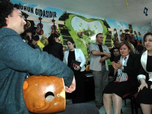 Bakan Şahin Türkü Söyledi