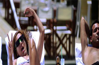 Demet Akalından zafer işareti