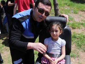 Yuvada kalan çocuklara polis şefkati