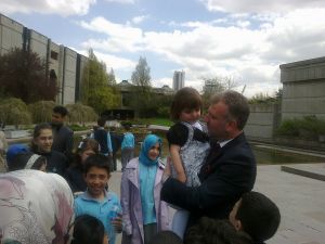 Ak Parti İstanbul Milletvekili Oktay Saral, 23 Nisan’da Depremzede Öğrencileri Ağırladı