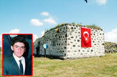 Ardahan şehidine ağlıyor