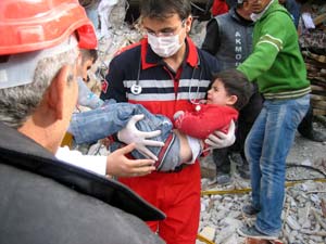 Depremzede Aileyi Ziyaret Ettiler